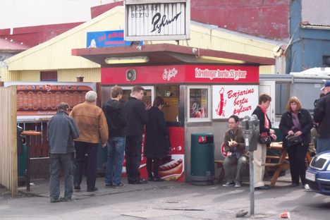 Customers queue up outside Bæjarins Beztu Pylsur. 