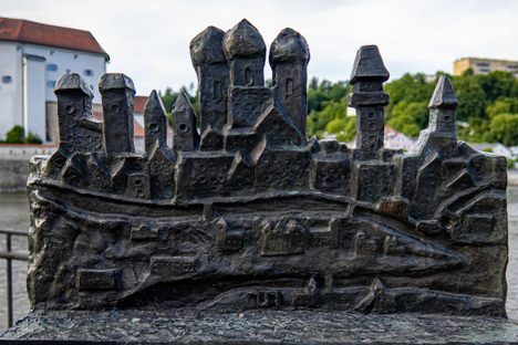 A bronze relief of Passau, the "swimming city," which depicts the view of the city from the Dreiflüsseeck.