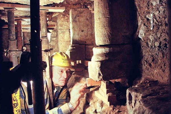 Archaeologist John Boas works on the Guildford medieval synagogue.