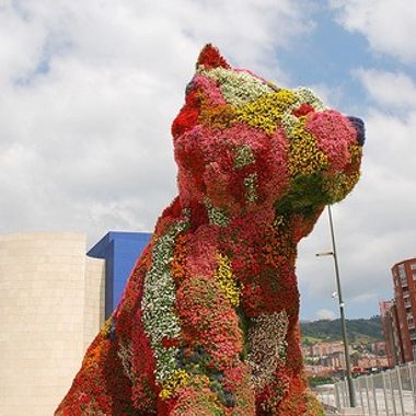 Puppy at its permanent location in Aguirre plaza outside the Guggenheim Bilbao Museum. 