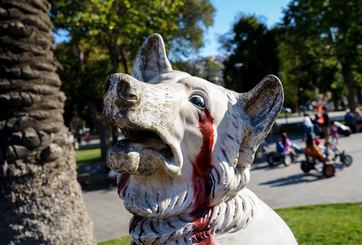 A dog statue in Valparaíso's Plaza Victoria.