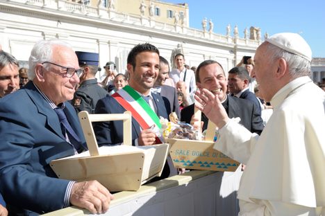 Cervian mayor Luca Coffari, accompanied by salt historian Eros Marzelli, delivers Cervia Salt to Pope Francis in 2017.