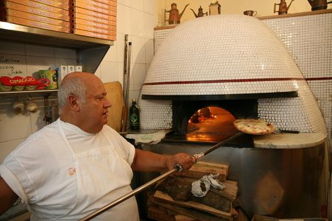 A Neapolitan pizza maker.