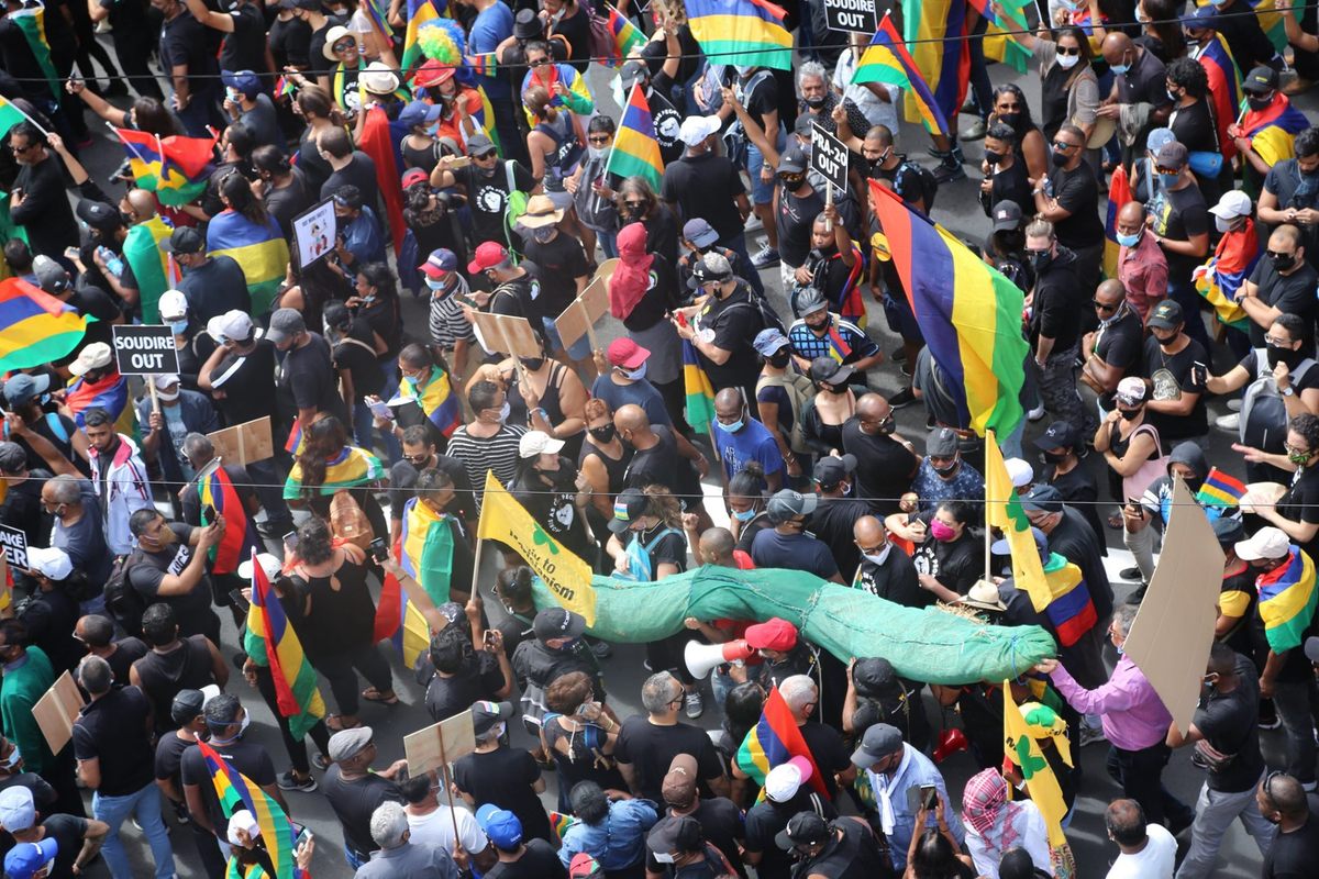In addition to making handmade oil booms, people defied government orders and came to the southeast coast to protest what they perceived as government mishandling of the oil spill and other environmental and social problems plaguing Mauritius.