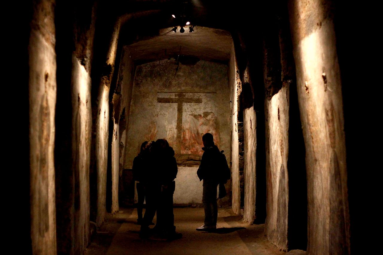 Tourists in the Catacombs of San Gaudioso.