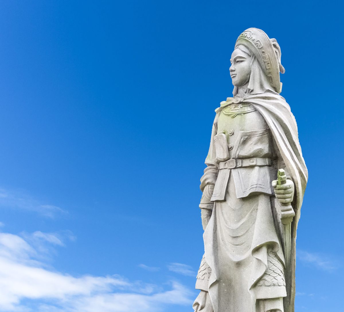 Баллада о Мулан, вдохновившая фильм Диснея, вероятно, черпала вдохновение в женщинах-воительницах древней центральноазиатской степи. Эту статую легендарной женщины-воина можно найти в Сингапуре.