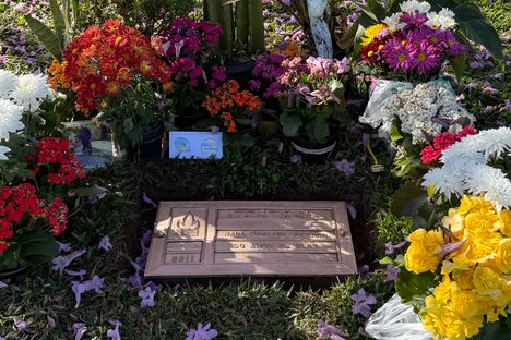 Senna's grave marker "Nada pode me separar do amor de Deus”