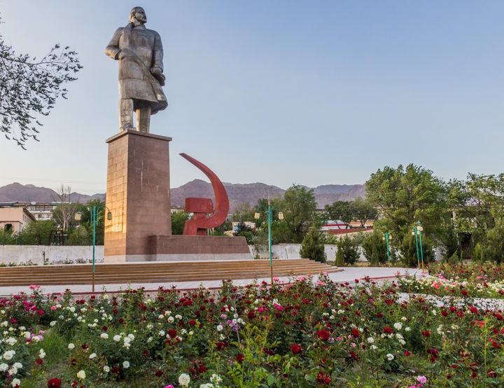 Lenin statue in Khujand.