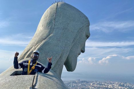 Alexsandro Brauna on the shoulder of a giant. 