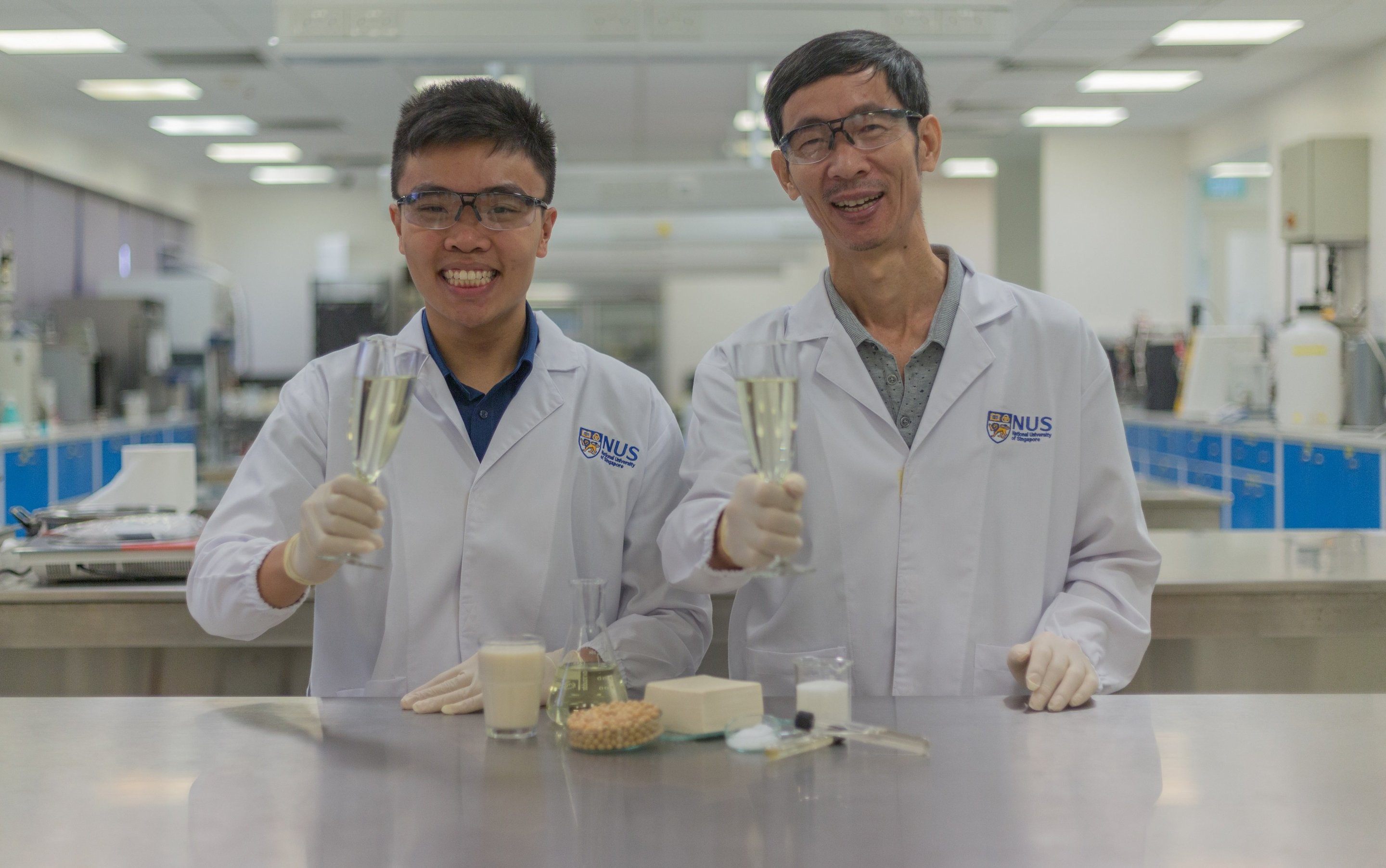 Grad student Chua Jian-Yong and professor Liu Shao-Quan enjoy a refreshing glass of tofu-based Sachi. 