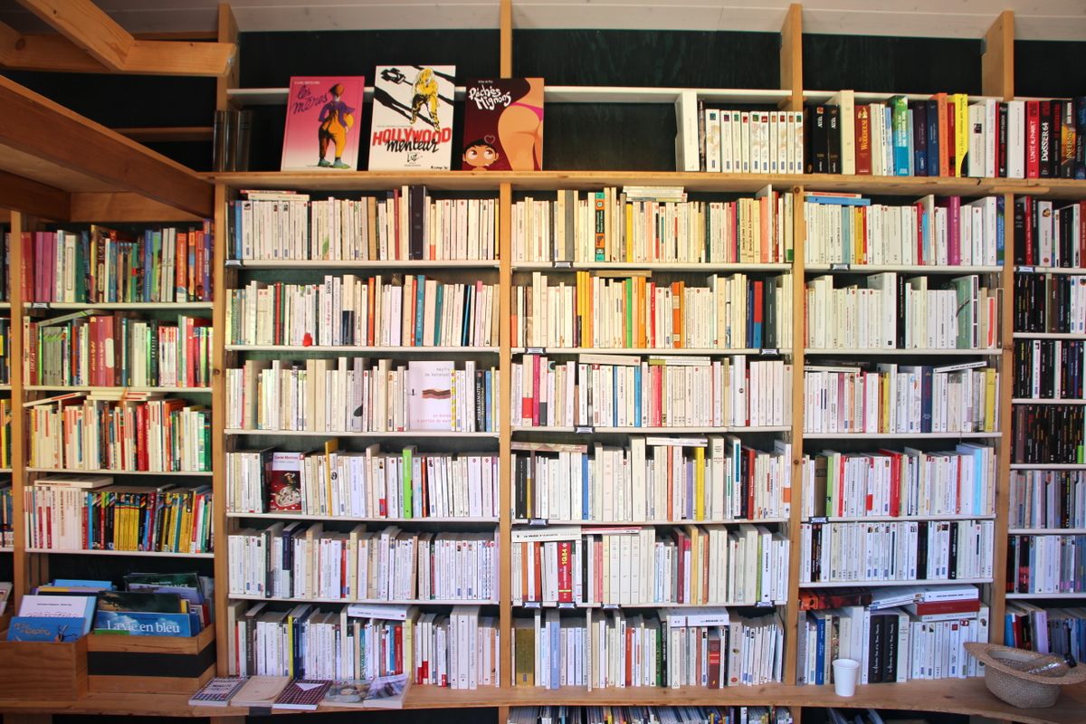 The books can be secured with panels and elastic bands for travel.