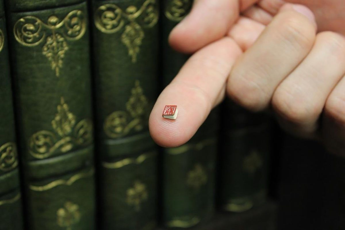 Не мало книг ком. Маленькая книга. Маленькие книжки. Маленькая книжка. Очень маленькая книжка.