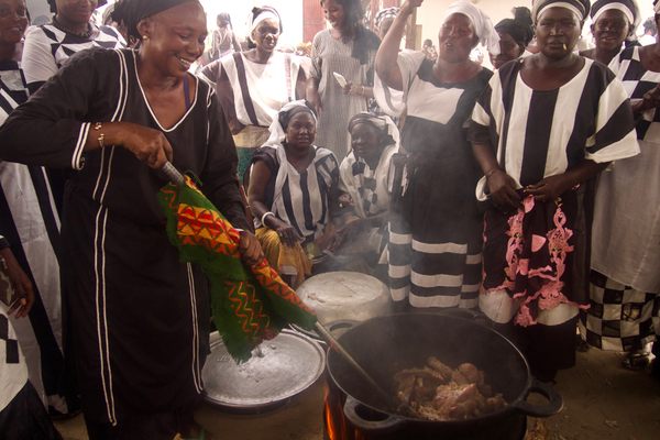 Baye Fall women cook the touffé chicken to be gifted to fellow Muslims at the Grand Mosque.
