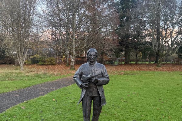 Niel Gow Statue