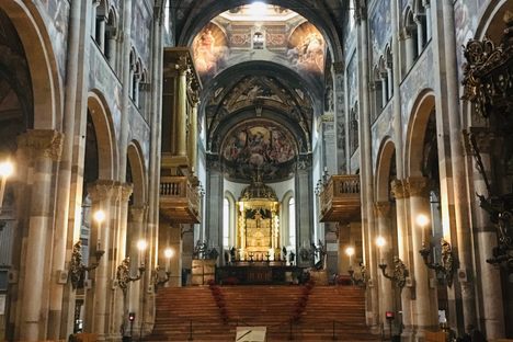The cavernous interior of the Cattedrale di Parma.