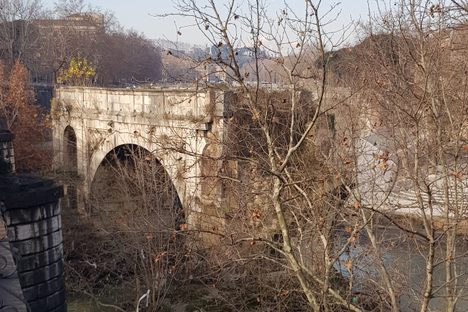 Also known as Ponte Rotto (Broken Bridge)