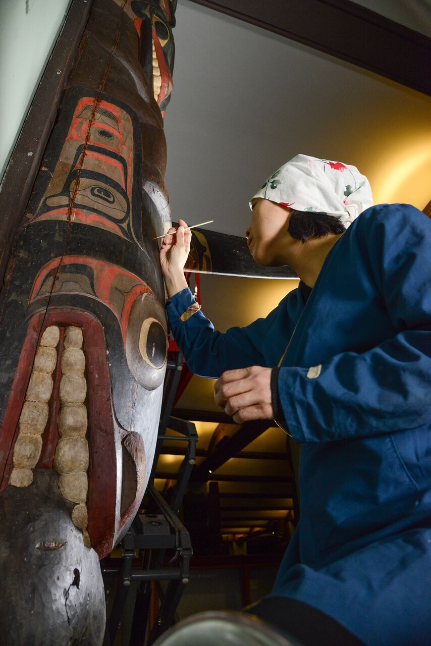 Assistant conservator Linda Lin gets up close. 