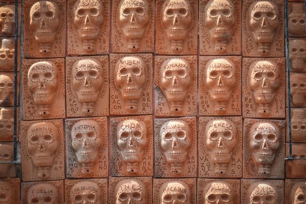 ‘El Muro de los Muertos’ (‘The Wall of the Dead’)