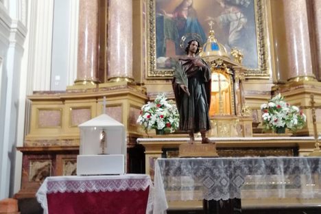 St. Pantaleón and the little vial that contains the blood