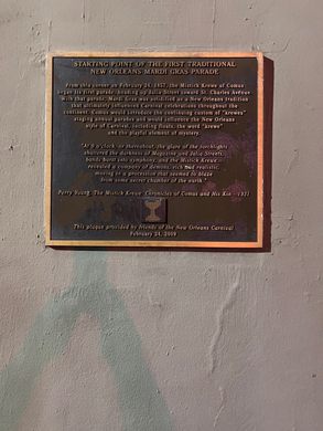A plaque on a grey wall