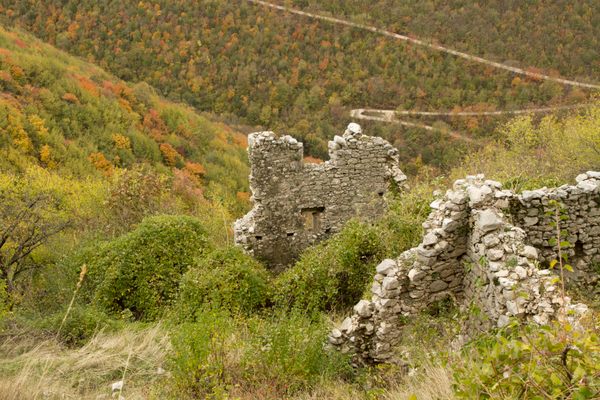 Ruins of Camerata and the road that leads down to Camerata Nuova.