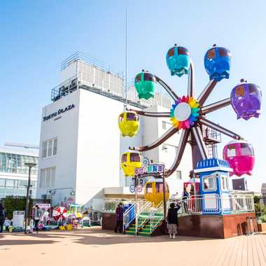 Ferris wheel at Tokyu Plaza Kamata.