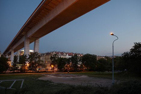 Memento Mori street light under Suicide Bridge