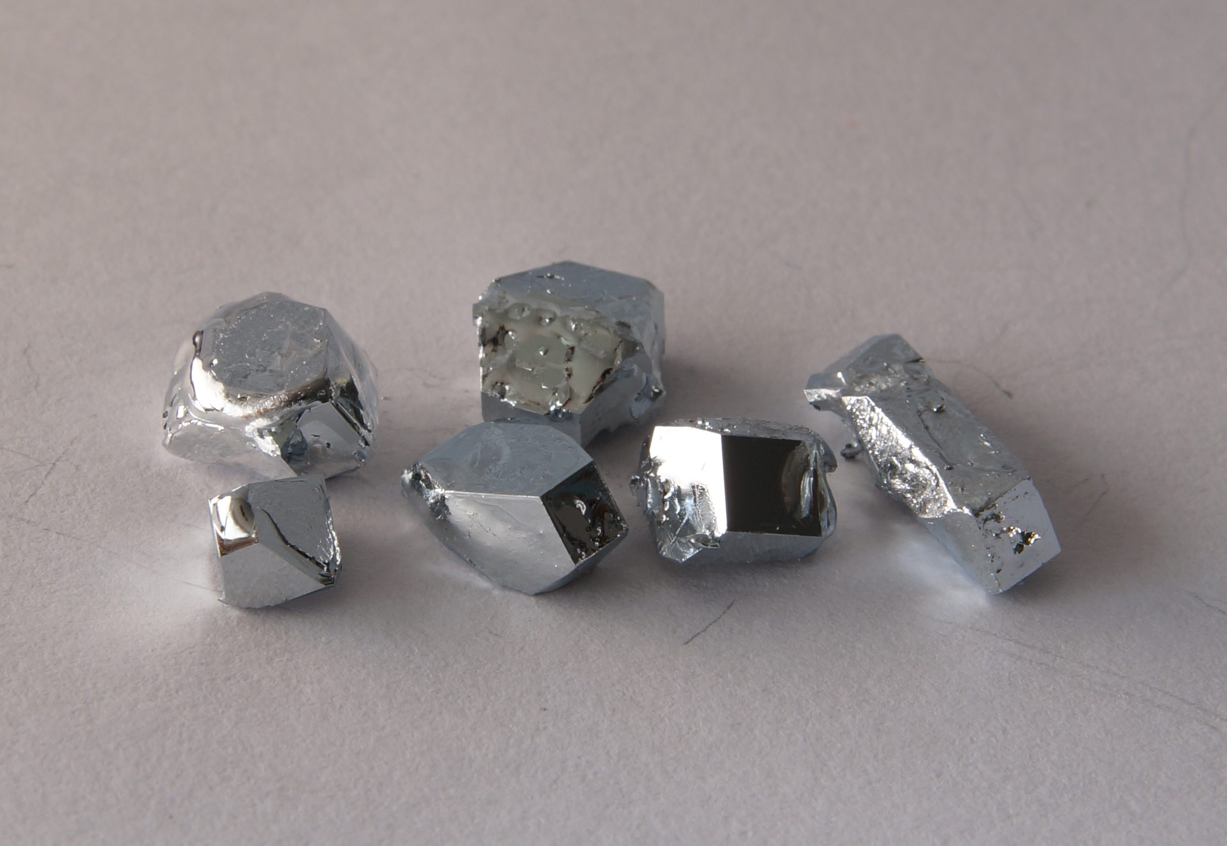 Какие металлы серебристого белого цвета. Сплав алюминий-Галлий-арсенид. Арсенид алюминия-галлия. Галлий / Gallium (ga). Кристаллы арсенида галлия.