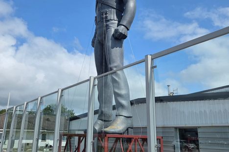 Michael Jackson HIStory Statue