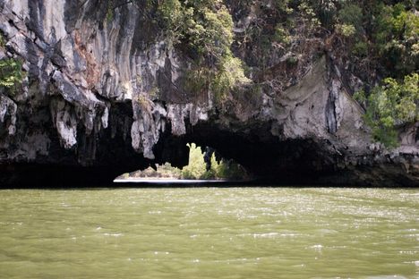 Tham Lod Cave