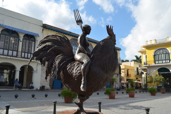Viaje Fantástico, the bronze sculpture of a naked woman riding a rooster is in Plaza Vieja.