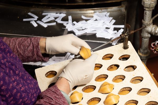 金门幸运饼干工厂的一名工人正在精心制作幸运饼干。