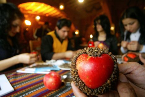 Cloves and apples make a simple but meaningful memento.