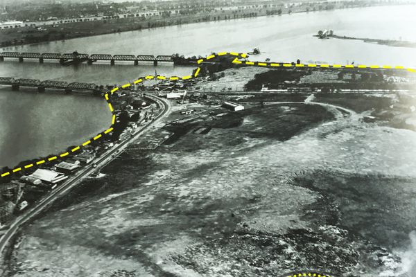 Dashes mark the Potomac low tide waterline, dots mark Roache’s Run
