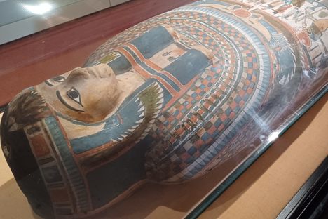 The cartonnage dates to 800 BC.