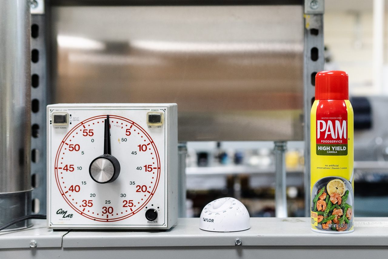 计时器和高产量菜籽油放在柜台上。