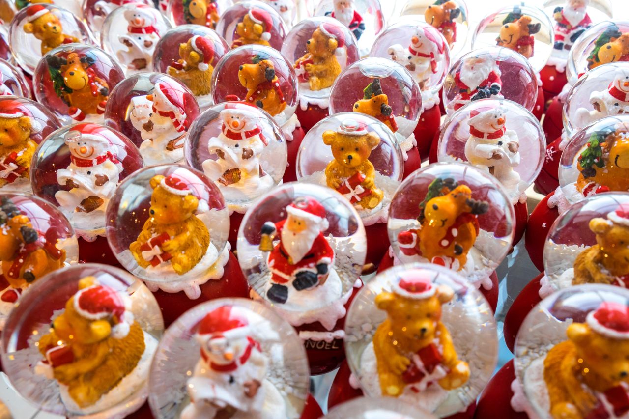 雪花水晶球发明于20世纪初，但直到第二次世界大战之后才经常出现圣诞人物。