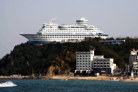 Boat hotel atop the cliff