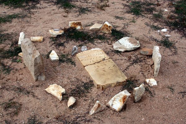 Graves surfaced from Old Bluffton.