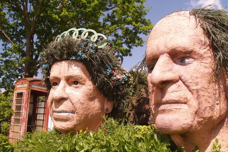 Giant Royal Heads