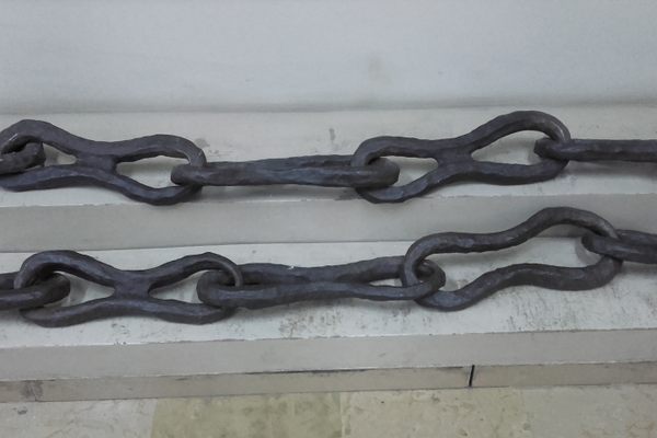 Detail of the chain.