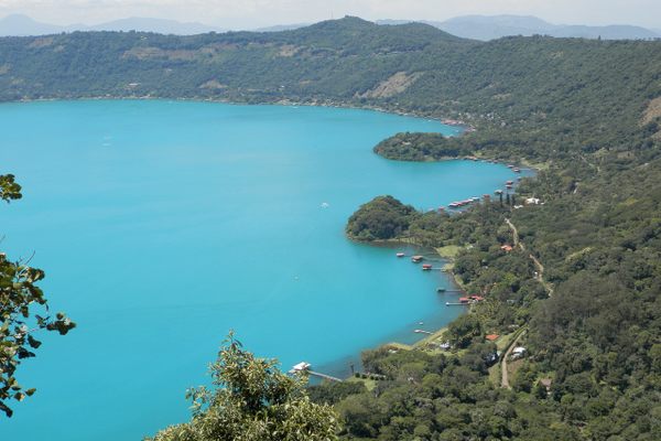 A turquoise Lago Coatepeque.