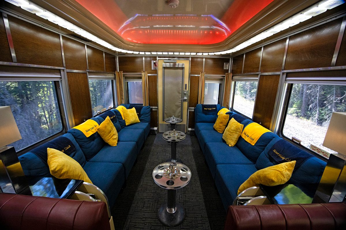 The lounge area of ​​a 1950 Blue Ridge Club Car built by the Pullman-Standard Company. 