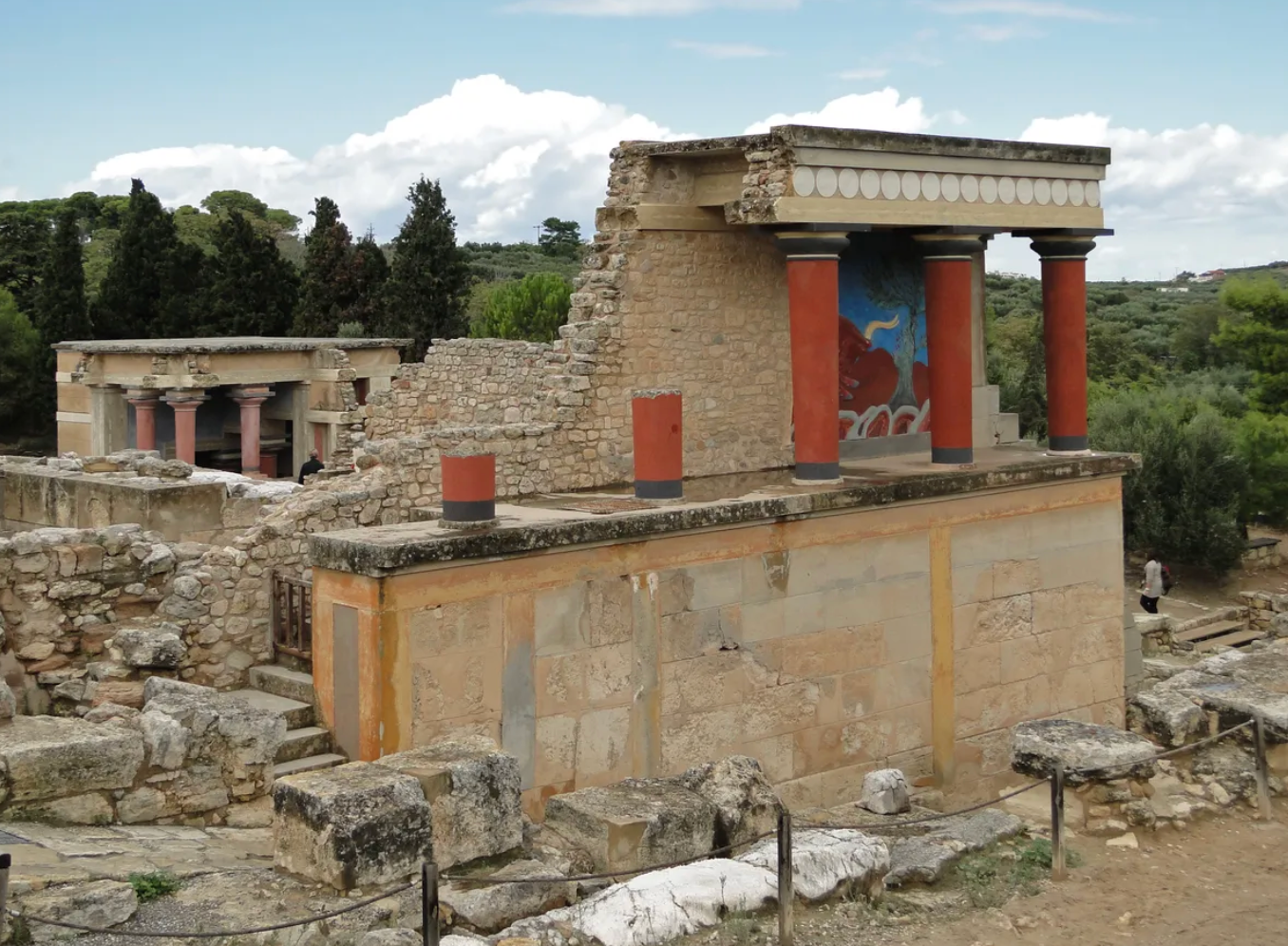 British archaeologist Arthur Evans bought several acres of land near Crete, hoping to find evidence of the historical reign of Minos.