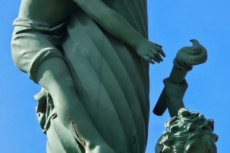 The statues of the children on the lamp standard near Cadogan Pier.