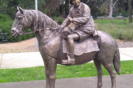 Statue of Lennie and his horse Ginger Mick
