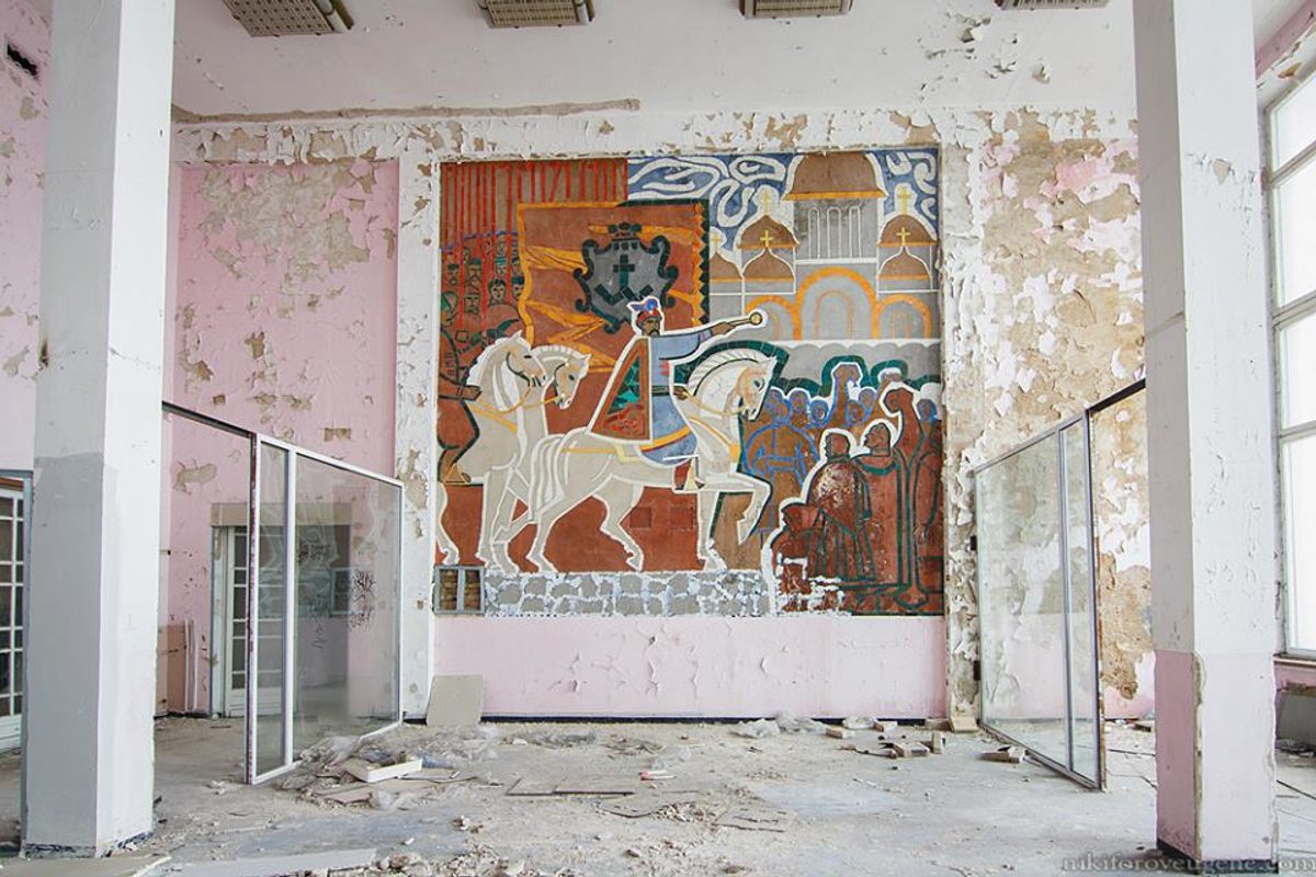 A mosaic by the artists Ernest Kotkov, Valeryi Lamakh, and Ivan Lytovchenko adorns a wall in the Kyiv River Station.