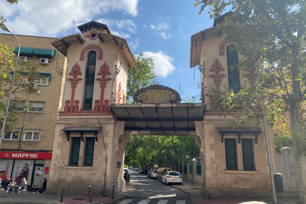 View of the Colonia de la Prensa Gate