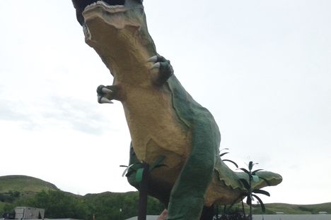 Drumheller T-Rex with kids on its toes