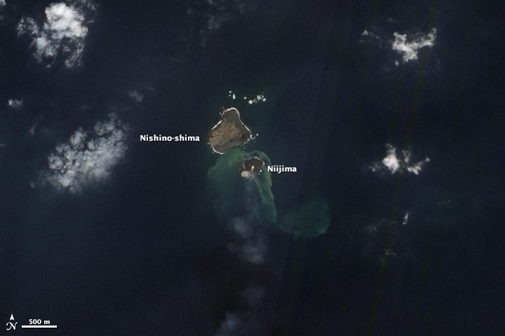 Niijima and Nishinoshima in 2013, just after Niijima emerged.
